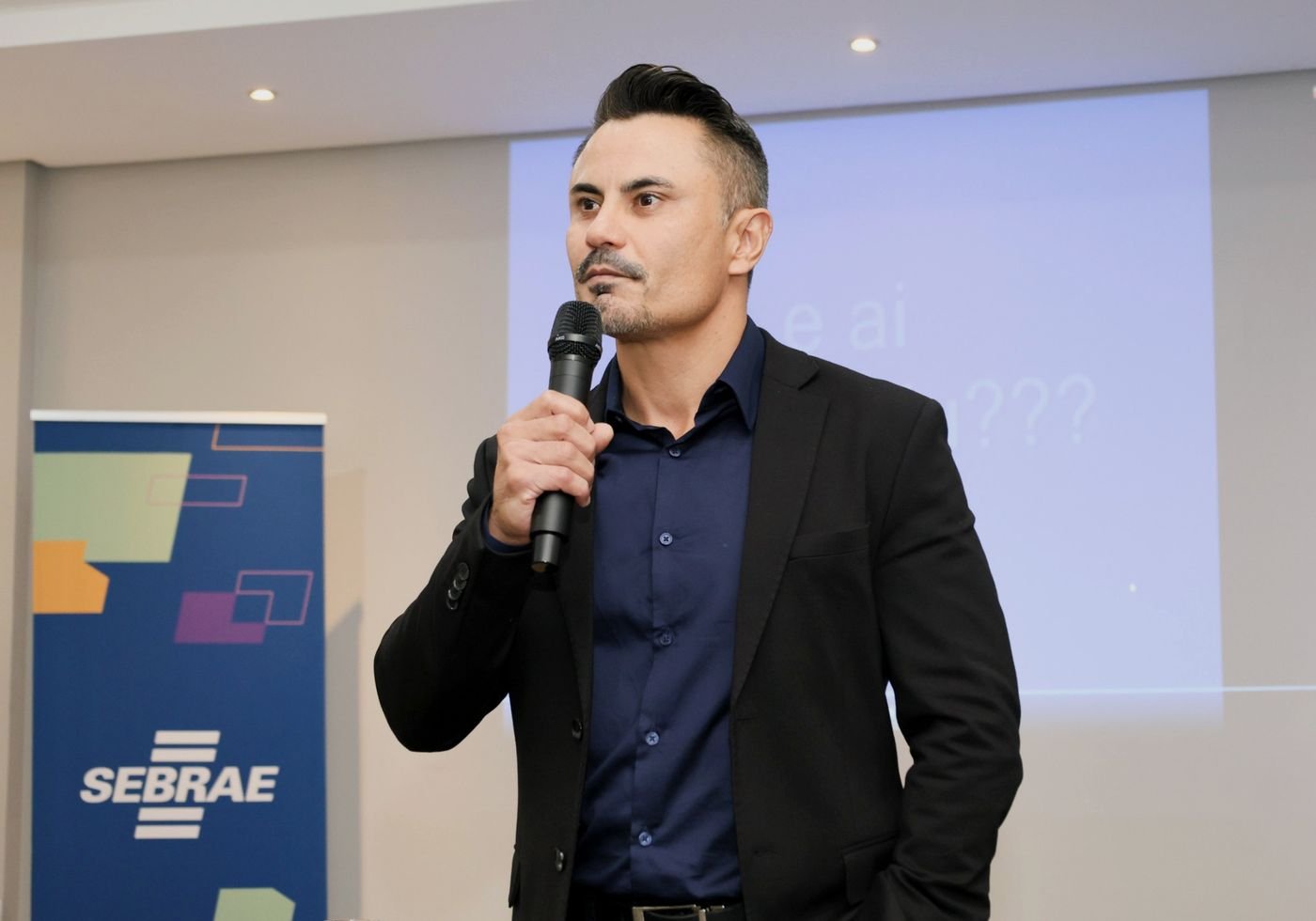 Fabiano Moraess palestrando na Arena Sebrae do Simpósio Estadual do Varejo, em Caxias do Sul